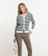 Pantalón skinny de terciopelo cotelê color marrón, con cintura mediana, bolsillos delanteros y traseros, cierre por botón y cremallera.