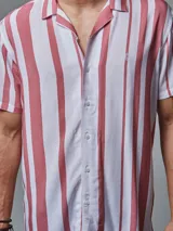Camisa de hombre de manga corta con rayas verticales rosas y blancas, cuello americano y cierre con botones.