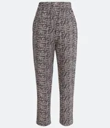 Pantalón capri con estampado tipo tweed en tonos blanco, negro y gris. Tiene corte recto, cintura alta con lazo y bolsillos laterales.