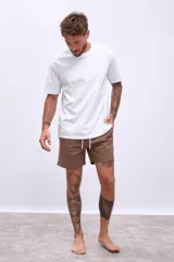 Short de baño marrón con cordón ajustable en la cintura.
