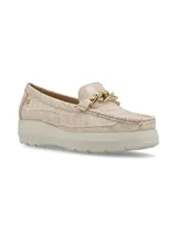 Mocasín de cuero charol negro con plataforma blanca y detalle de hebilla metálica plateada en el empeine.