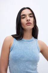 Musculosa celeste de algodón con textura marmolada y bordado central.