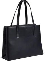 Cartera tote Calvin Klein negra de poliuretano con textura granulada. Tiene doble asa superior, cierre de cremallera y logo grabado en el frente.