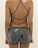 Shorts de tiro bajo, ajustados, cubiertos completamente de lentejuelas plateadas/grises.