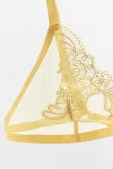 Bralette triangular color dorado con encaje floral, de tul semitransparente y tirantes finos regulables. Cierre trasero con gancho metálico.