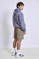 Buzo canguro con capucha color lila, de friza gastada.