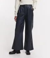 Pantalón pantalona confeccionado en material sintético con pliegues y bolsillos.