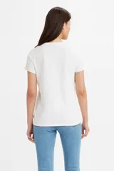 Remera blanca de algodón con logo de Levi's estampado en el pecho con efecto iridiscente.