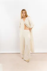 Túnica celeste de lino con bordados en el frente y mangas largas.