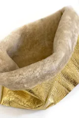 Cuellito de cuero color oro con interior de lana peinada, diseño artesanal.