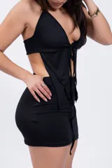 Top negro con breteles finos, escote en V y lazo ajustable en el centro del busto.