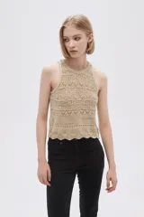 Musculosa de tejido crochet color beige con cuello redondo y sisas con terminación acanalada.