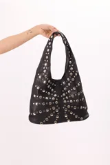 Bolso hobo de cuero sintético negro con apliques metálicos plateados.
