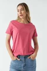 Remera básica negra de algodón con cuello redondo y mangas cortas.