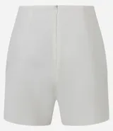 Short pollera corto confeccionado en bengalina con viscosa certificada, con cierre por cremallera invisible en la parte de atrás y recorte delantero.