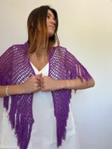 Chal tejido artesanalmente con hilo de algodón color violeta, con diseño calado y flecos.