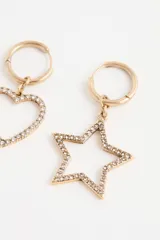 Aro de argolla dorada con dije de corazón calado, adornado con pequeños cristales brillantes.