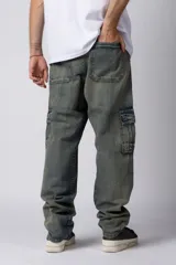 Pantalón jean celeste de corte ancho con bolsillos cargo laterales.