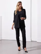 Pantalón largo de gabardina elastizada color celeste, marca Zac & Rachel. Tiene pretina con pasadores, botón y cierre. Delantera con tres bolsillos y trasera con bolsillos ojal.