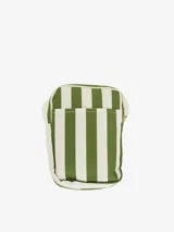 Bandolera pequeña con estampado a rayas verticales verdes y blancas, parche con el logo de la marca y aplique bordado de un racimo de bananas.