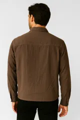 Campera marrón de algodón con cierre frontal y dos bolsillos de parche en el pecho.