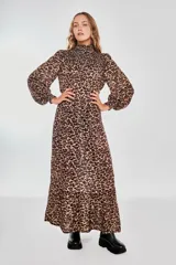 Vestido largo de gasa con estampado de leopardo, cuello alto fruncido y mangas largas abullonadas con puños elásticos.