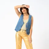 Chaleco color crema con botones, sin mangas y cuello en V.