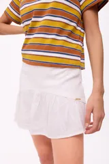 Falda corta de lino color rojo, con diseño de tiro alto y un volado en el ruedo. Posee cierre en la parte posterior.