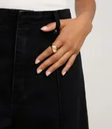 Pantalón de jean negro, modelo wide leg cropped, con cintura sastre y tiro alto. Presenta costura central vertical en ambas piernas y cierre delantero tradicional.