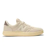 Championes New Balance modelo CT500SNB, color beige claro con detalles en marrón topo. Diseño de corte bajo con capellada de gamuza y cuero sintético, y suela de goma color crema.
