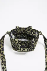 Mini bolso tote con estampado animal print, doble asa corta y logo bordado en negro.
