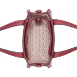 Cartera Guess modelo Forber, color rojo con textura grabada con el logo de la marca. Tiene doble asa de mano, correa bandolera ajustable y desmontable, cierre superior, bolsillo interno y logo triangular metálico en el frente.