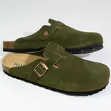 Zuecos verdes de cuero gamuzado con plantilla de corcho y suela de goma.