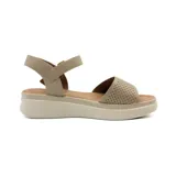 Sandalias color beige con plataforma baja, tira ancha sobre los dedos con perforaciones y pulsera al tobillo con hebilla dorada.