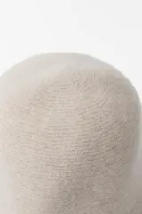 Gorro tipo bucket color beige confeccionado en mezcla de lana.