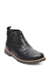 Bota corta negra de cuero sintético con textura croco, cierre lateral y suela track.