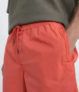 Bermuda short color naranja, de corte recto, con cintura elástica y bolsillos laterales.