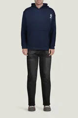 Buzo negro con capucha y bolsillo tipo canguro. Estampado pequeño en el pecho con un sol, una palmera y olas.