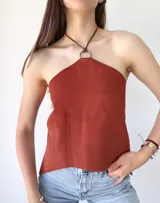 Top color terracota con cuello halter y espalda descubierta.