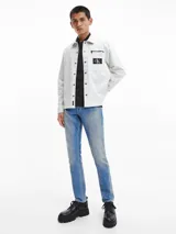 Pantalón de jean celeste de corte slim fit, tiro bajo, con bragueta con cremallera y diseño de cinco bolsillos.