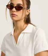 Blusa marrón con cuello polo y escote en V, de manga corta.