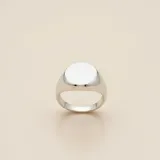 Anillo de plata 925 con diseño de sello, con una superficie superior circular lisa.