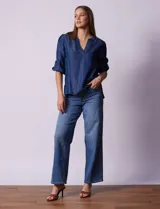 Blusa de lyocell azul, marca Alex & Parker, con cuello a la base y escote en V. Manga ¾ con terminación fruncida.