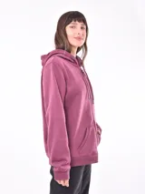 Campera con capucha y cierre frontal, color negro.