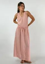 Pollera larga color camello con cintura elástica y ajuste con cordón.