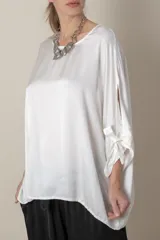 Blusa italiana holgada de color negro con cuello redondo y mangas 3/4 con detalle de lazos.