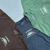 Camiseta oversize de alto gramaje (240 grs) en tela acid wash color azul oscuro. Estampado en serigrafía bicolor en rosa y amarillo.