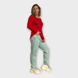 Buzo de textura suave y ligera, con cuello redondo y manga larga, diseñado con estampados en el delantero.