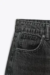 Pantalón de jean azul de corte ancho, tiro alto y efecto lavado.