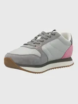 Zapatilla casual de mujer, modelo Bliss Sun, con capellada combinada en tonos de gris claro y gris oscuro, detalles en rosa vibrante en el talón y suela plataforma blanca y marrón. Posee cordones grises y tecnología de suela memory foam.